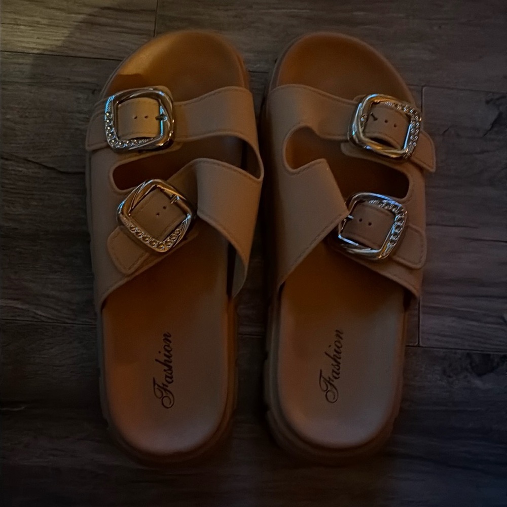 Summer sandals with buckle decoration